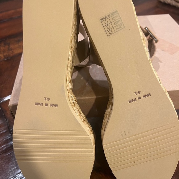 NIB / André Assous Women's Cecilia Wedge Sandal / Color: Beige/Khaki - Picture 6 of 6